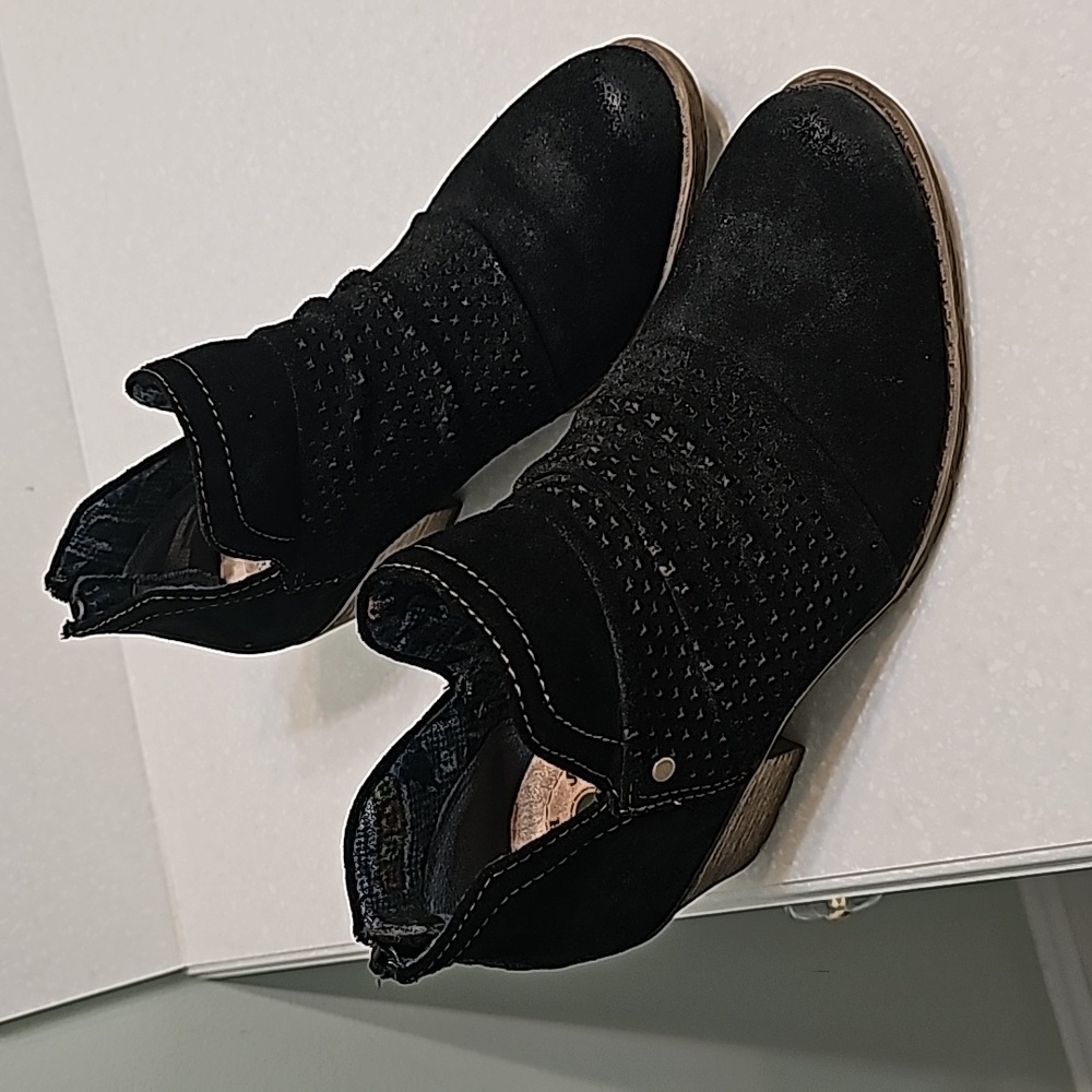 Earth Origins Black Sued Bootie in Size 7.5 Medium